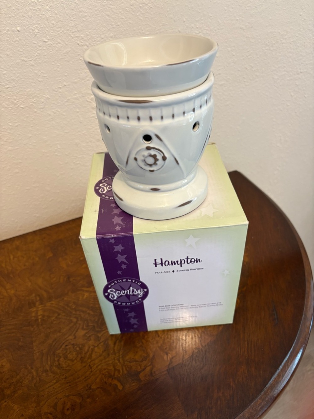 Scentsy Hampton Ceramic Warmer in Gloss White with Silver Accents